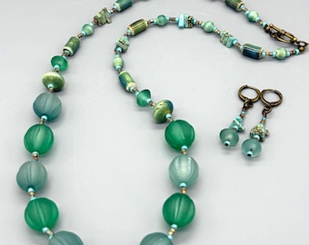 Conjunto de collar y pendientes en turquesa y verde azulado. Collar playero con estilo. Conjunto de joyas azul verdoso.