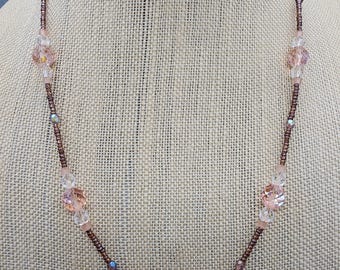 Conjunto de joyería de cristal checo rosa melocotón y amatista: elegancia bohemia para el día a día o para ocasiones especiales. Collar y pendientes de cuentas checas hechos a mano.