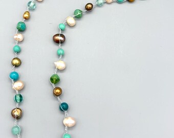 Collar de crochet de perlas y vidrio: cuentas turquesa, verde azulado, bronce y crema. Joyería playera costera. Collar de crochet con colores veraniegos.