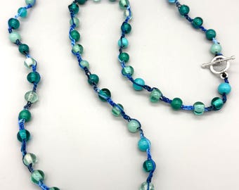 Collar de cuentas de crochet en turquesa, verde azulado y aguamarina: collar largo en capas o pulsera de varias vueltas.
