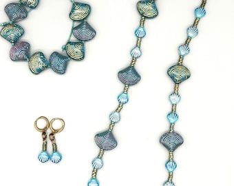 チェコガラスの貝殻ネックレス、ブレスレット、イヤリング。青緑色の貝殻ネックレス。アクアマリンのビーチ風ジュエリーセット。アサリとホタテ貝の貝殻ジュエリー