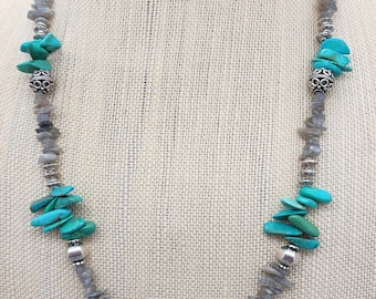 Conjunto de collar y pendientes de Magnesita y Labradorita de color Turquesa. Collar llamativo en colores turquesa y gris. Pendientes de magnesita turquesa.