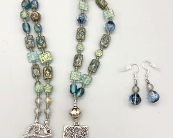 Collar de cuentas azules con colgante del árbol de la vida y pendientes a juego. Collar azul de 27". Conjunto de joyas azules.