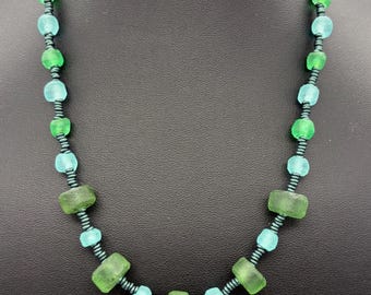Collar de vidrio reciclado Coastal Java. Collar estilo vidrio marino en turquesa, verde espuma de mar y verde botella. Collar de vidrio verde.
