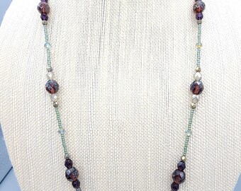 Conjunto de collar y pendientes con cuentas de cristal checo y cuentas de semillas en tonos burdeos, morados y verdes. Elegante conjunto bohemio en tonos joya.