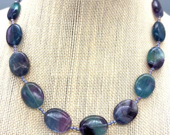 Natürliche Fluorit Halskette - 18-Zoll Oval Edelstein Perlen Handwerker Halskette. Lila und Grüntöne Halskette.