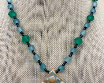 Collar con colgante de cerámica artesanal: cuentas de vidrio reciclado de Java en color turquesa y verde esmeralda. Collar hecho a mano de 48 cm. Joyería costera.