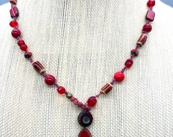 Collar de crochet estilo Y rojo: colgante con bucle frontal, collar corto ajustable con cuentas de vidrio.