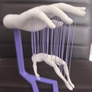 Figura hombre marioneta con hilos