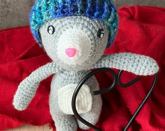 Peluche amigurumi hecho a mano: Samuel, la ardilla gris.