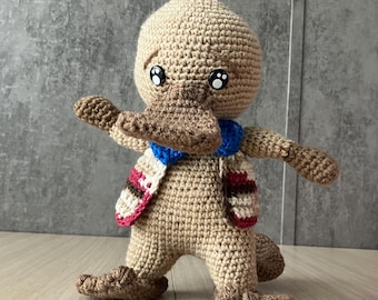 Juguete de amigurumi de ornitorrinco tejido a crochet: un peluche juguetón y articulado.