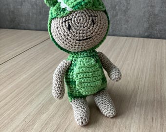 Andy con su disfraz de cocodrilo - peluche amigurumi