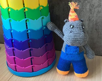 Hipopótamo de ganchillo con gorro de fiesta y mono – Regalo festivo de amigurumi