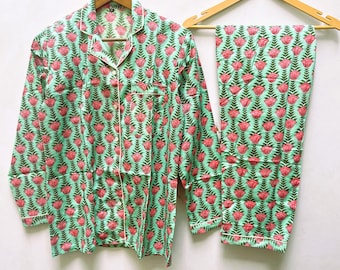 Pijama de algodón con estampado de tulipanes verde salvia, conjunto de descanso estilo cottagecore para mujer.