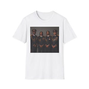 Op de afbeelding: Een wit T-shirt met korte mouwen en een gecentreerde rechthoekige grafische print. De afbeelding toont vier personen die naast elkaar staan, gekleed in donkerblauwe militaire uniformen met gouden accenten, medailles en petten.