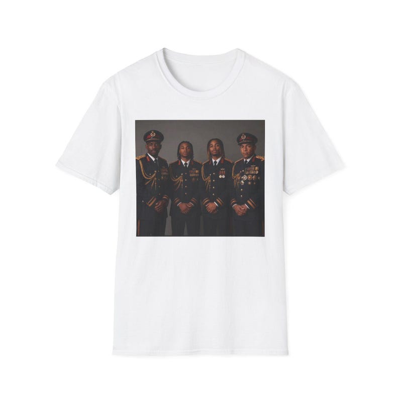 Op de afbeelding: Een wit T-shirt met korte mouwen en een gecentreerde rechthoekige grafische print. De afbeelding toont vier personen die naast elkaar staan, gekleed in donkerblauwe militaire uniformen met gouden accenten, medailles en petten.