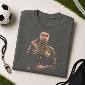 Camiseta "Ditador Mbappé mostrando o dedo do meio", presente engraçado para torcedor de futebol francês. imagem 4