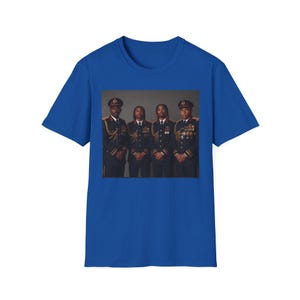Op de afbeelding: Een koningsblauw T-shirt met korte mouwen en een gecentreerde rechthoekige grafische print van vier personen die op een rij staan, elk gekleed in een donkerblauw militair uniform met gouden accenten, medailles en een uniformpet.