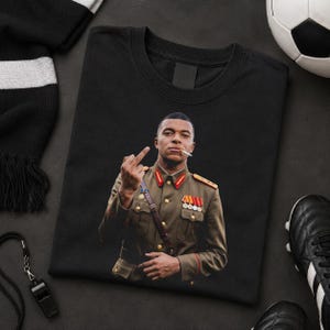Camiseta "Ditador Mbappé mostrando o dedo do meio", presente engraçado para torcedor de futebol francês. imagem 2