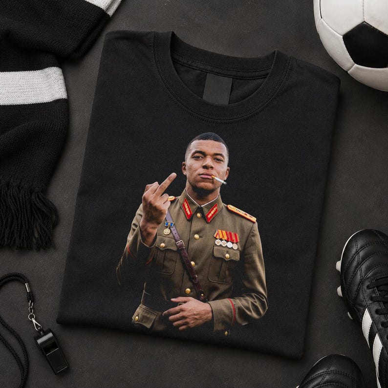 Camiseta "Ditador Mbappé mostrando o dedo do meio", presente engraçado para torcedor de futebol francês. imagem 2
