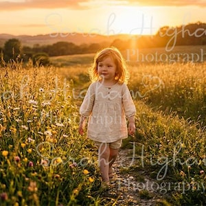 Puede incluir: Una niña pelirroja camina por un campo de flores silvestres al atardecer. La niña lleva un vestido y unos pantalones cortos de color claro. La luz dorada ilumina la hierba alta y las flores, creando una escena cálida y natural.