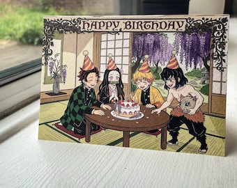 Puede incluir: Una tarjeta de felicitación rectangular con el texto HAPPY BIRTHDAY en la parte superior. La ilustración muestra a cuatro personajes de anime con gorros de fiesta, sentados alrededor de una mesa de madera con un pastel de fresas.