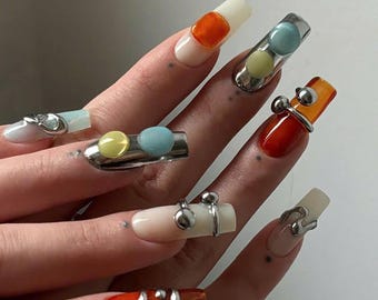Uñas postizas Y2K cromadas hechas a mano, uñas postizas futuristas metálicas 3D con detalles plateados.