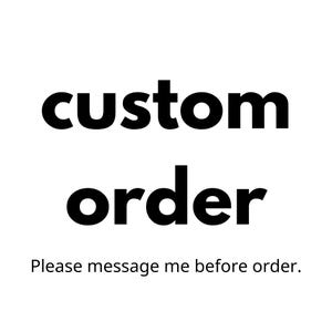 Puede incluir: Un gr&aacute;fico blanco con texto negro en negrita que dice custom order en una fuente grande sin remates. Debajo, un texto negro m&aacute;s peque&ntilde;o dice Please message me before order. El dise&ntilde;o est&aacute; centrado sobre un fondo blanco liso.