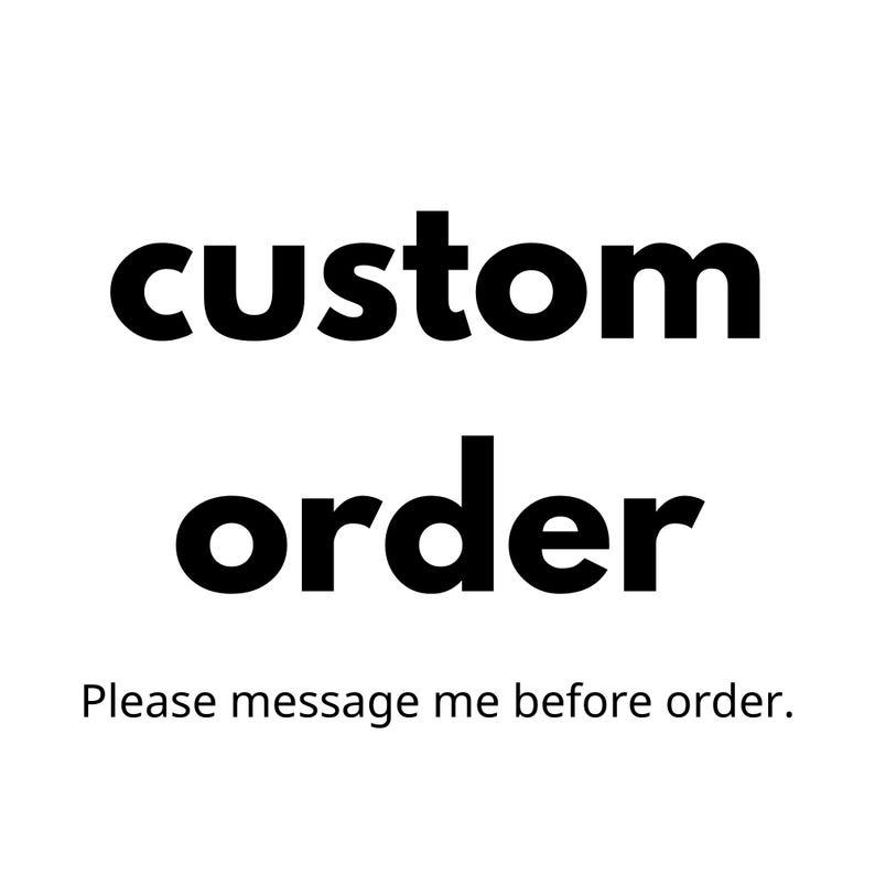 Puede incluir: Un gr&aacute;fico blanco con texto negro en negrita que dice custom order en una fuente grande sin remates. Debajo, un texto negro m&aacute;s peque&ntilde;o dice Please message me before order. El dise&ntilde;o est&aacute; centrado sobre un fondo blanco liso.