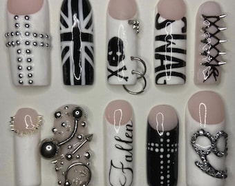 Uñas postizas estilo gótico Y2K, dijes punk de cruz en blanco y negro, uñas con punta francesa atrevida.