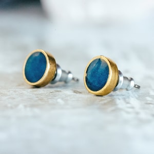 Pendientes de lapislázuli - Pendientes del chakra de la frente - Pendientes azul marino y dorado