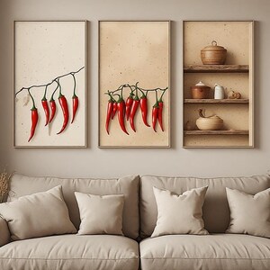 Peut inclure: Trois cadres muraux rectangulaires en bois clair. Les deux cadres de gauche et du centre présentent des grappes de piments rouges vifs sur des tiges fines sur un fond beige moucheté. Le cadre de droite montre trois étagères en bois avec de la poterie.