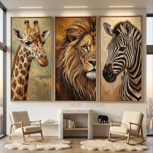Peut inclure: Trois portraits encadrés d'animaux : une girafe, un lion et un zèbre. La girafe a un motif tacheté marron et beige. Le lion a une crinière brune. Le zèbre a des rayures noires et blanches. Le texte "STUDIO TUSK" est visible.