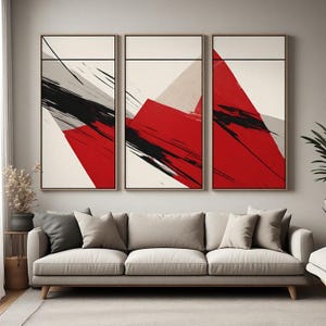 Peut inclure: Un ensemble de trois tableaux muraux triptyques composés de toiles rectangulaires verticales avec un design abstrait unifié. L'œuvre présente des coups de pinceau audacieux rouges, noirs et gris clair sur un fond blanc cassé, encadrés de bois clair.