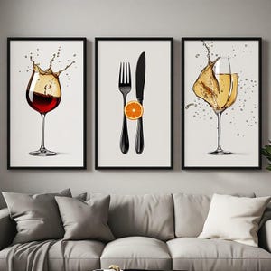 Peut inclure: Un ensemble de trois cadres muraux. L'image de gauche montre un verre à vin avec du liquide rouge qui éclabousse. L'image centrale présente une fourchette et un couteau noirs avec une tranche d'orange. L'image de droite montre un verre à vin.