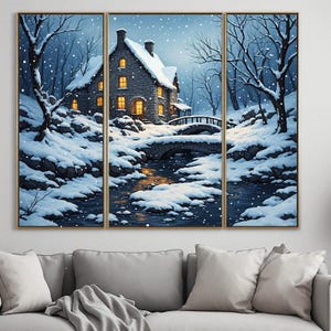 Peut inclure: Un ensemble d'art mural en trois panneaux représentant un chalet en pierre recouvert de neige par une nuit d'hiver. La scène montre un petit pont sur un ruisseau, des arbres dénudés et des fenêtres jaunes éclairées. Des flocons tombent.