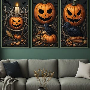 Może przedstawiać: Zestaw trzech pionowych obrazów ściennych na ciemnym tle. Każdy panel przedstawia pomarańczowe dynie na Halloween, czarne wrony, suszoną kukurydzę i nagie gałęzie. Jeden panel zawiera zapaloną świecę umieszczoną na wydrążonej dyni.
