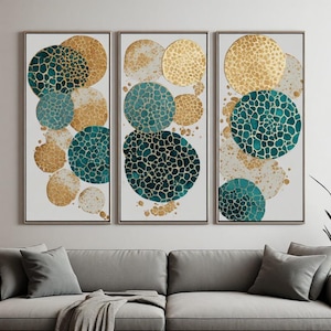 Peut inclure: Un ensemble de trois tableaux muraux verticaux sur fond blanc. L'œuvre présente des formes circulaires superposées dans des tons de bleu sarcelle, d'or et de crème, chacune remplie d'une texture craquelée ou en mosaïque complexe et distincte.