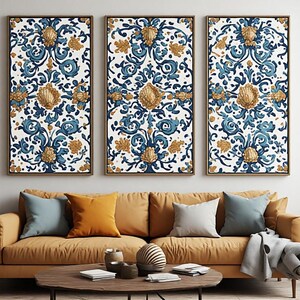 Peut inclure: Trois panneaux muraux rectangulaires présentant un motif damassé répétitif dans des tons bleu marine, bleu clair et doré sur fond blanc. Chaque panneau est encadré d'un fin cadre en bois, affichant des motifs floraux et coquillages.