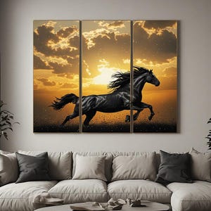 Peut inclure: Un ensemble d'art mural en triptyque représentant un cheval noir galopant dans un champ au coucher du soleil. La scène montre un ciel doré vibrant avec des nuages épars derrière la silhouette sombre du cheval à la crinière fluide.