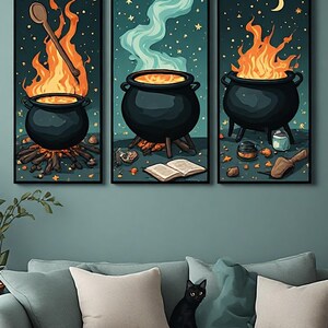 Puede incluir: Un conjunto de tres paneles de arte mural que muestran calderos negros sobre fuego contra un cielo nocturno estrellado de color azul verdoso. El panel izquierdo muestra una cuchara de madera revolviendo un caldero, el centro un caldero humeante y un libro abierto, y la derecha un caldero con un frasco pequeño y una pala.