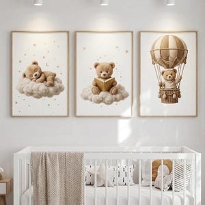 Peut inclure: Un ensemble de trois cadres muraux illustrant des ours en peluche marron clair. Un ours dort sur un nuage, un autre lit un livre sur un nuage, et le troisième est assis dans une montgolfière beige et blanche. Chaque image comporte des étoiles dorées.