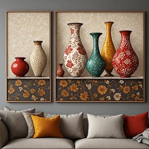 Peut inclure: Deux cadres muraux représentant une collection de vases décoratifs. Le cadre de gauche montre deux vases, tandis que le cadre de droite présente quatre vases de formes et de couleurs variées, dont rouge, blanc, bleu sarcelle et jaune, sur fond floral.