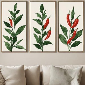 Peut inclure: Un ensemble de trois cadres muraux verticaux présentant des illustrations botaniques de plants de piments. Chaque impression affiche des piments rouges éclatants et des feuilles vert foncé sur un fond blanc cassé épuré.