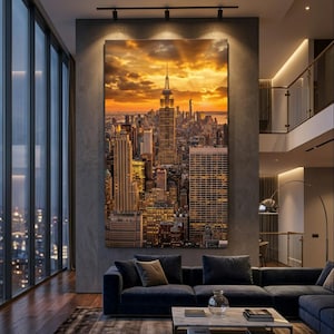 Peut inclure: Une grande toile imprimée représentant l'horizon de New York au coucher du soleil. L'Empire State Building est mis en évidence, avec un ciel doré et des lumières de la ville. L'impression est exposée dans un salon moderne.