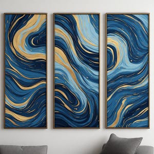 Peut inclure: Un ensemble de trois tableaux muraux en triptyque avec des panneaux rectangulaires verticaux. Chaque panneau présente un motif fluide abstrait avec des tourbillons de bleu marine profond, de bleu ciel et de peinture dorée, encadrés de fines bordures marron.