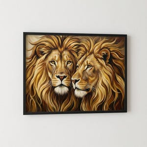 Peut inclure: Tableau encadré représentant deux lions aux crinières dorées et aux traits réalistes. L'œuvre est encadrée dans un cadre rectangulaire noir. Le tableau est accroché sur un mur blanc, créant un contraste.
