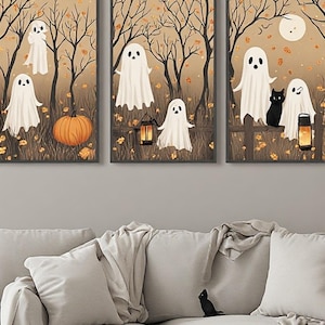 Peut inclure: Un ensemble de trois cadres muraux illustrant des fantômes blancs dans une forêt avec des feuilles d'automne, une citrouille, un chat noir et des lanternes. Les dessins sont réalisés dans des tons de brun, orange et crème, montrant une scène saisonnière.