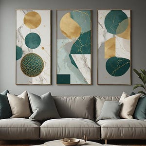 Peut inclure: Un ensemble de trois panneaux muraux rectangulaires verticaux présentant des formes géométriques abstraites dans des textures de marbre vert foncé, doré et blanc. Les motifs incluent des cercles, des sphères texturées et des blocs angulaires.