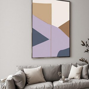 Peut inclure: Une œuvre d'art murale rectangulaire présentant une composition abstraite de formes géométriques dans des tons de lavande, bleu foncé, beige et crème. L'œuvre est encadrée par un cadre fin et sombre et présente une ligne verticale séparant les couleurs.